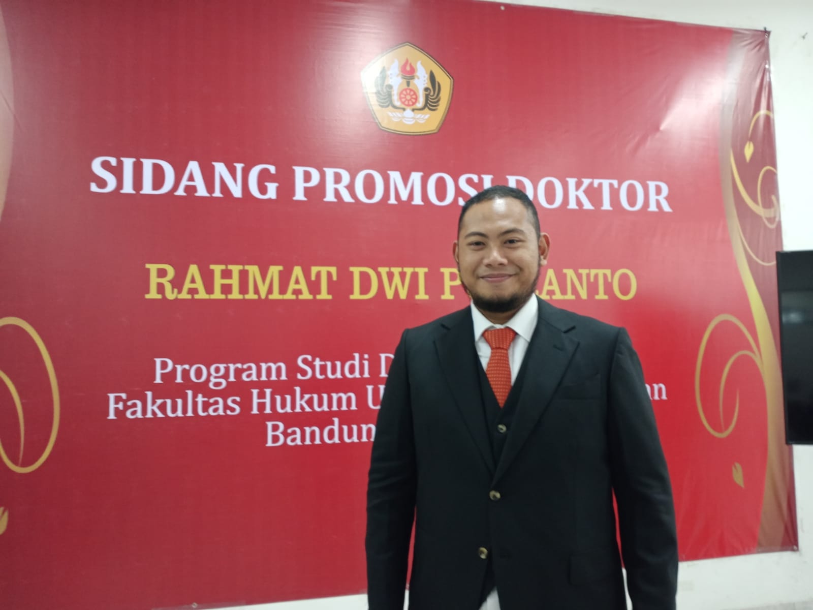 Jadi doktor termuda, CEO LegalGo dan Ketua Yayasan Sekolah Tinggi Ilmu Hukum (STIH) IBLAM, Rahmat Dwi Putranto, meraih gelar Doktor Ilmu Hukum di Fakultas Hukum Universitas Padjadjaran (Unpad)