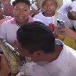 Walikota di Mexico nikahi buaya betina, dan mengesahkannya dengan menciumnya. (reuter)