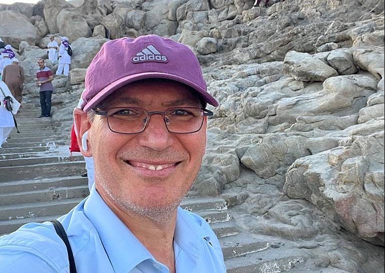 Jurnalis Yahudi Menyusup ke Kota Mekkah dan Selfie, Warganet Ramai-Ramai Beri Kecaman