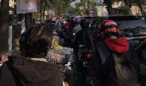 Kemacetan Parah di Ciwastra, Satu Jam Lebih Tak Bergerak hingga Anak Sekolah Kesiangan
