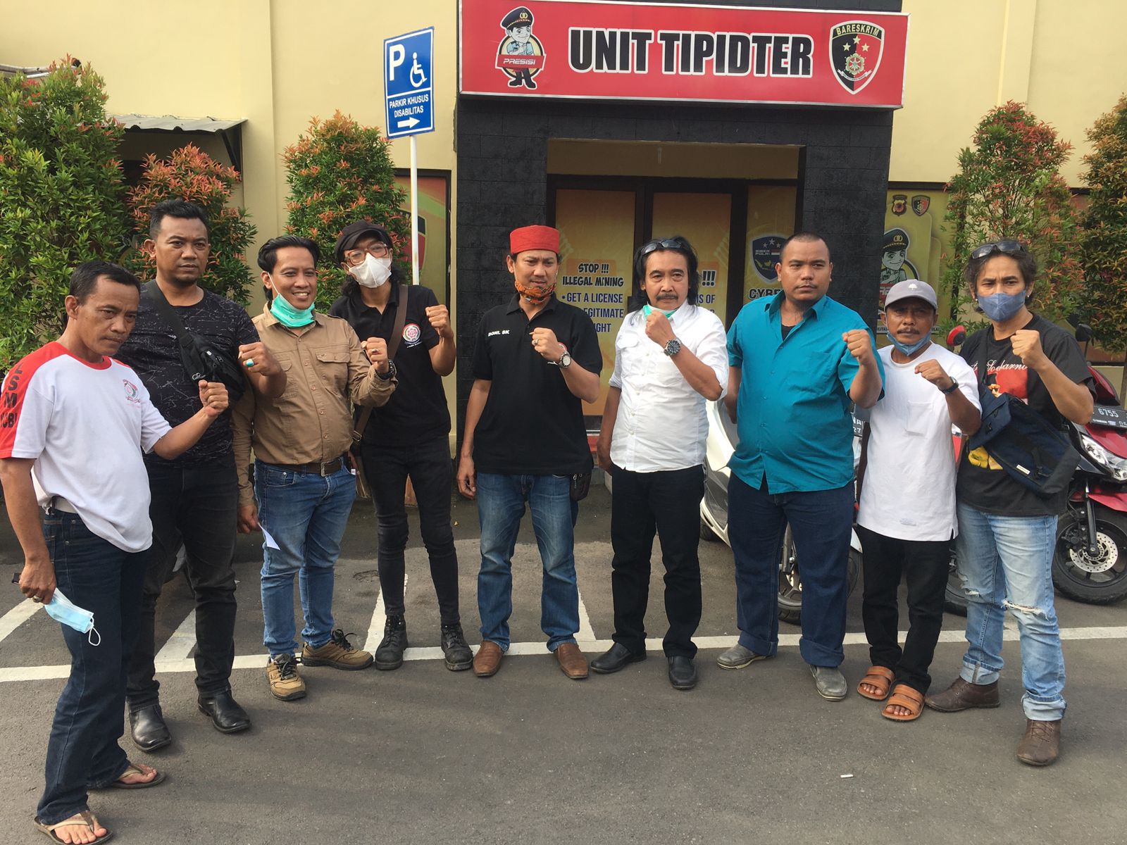 Ivan bersama tim kuasa hukumnya berada di Polres Cirebon usai melaporkan Bupati Cirebon dengan dugaan perbuatan yang tidak menyenangkan.