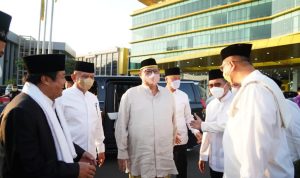 Ketua Partai Golkar Airlangga Hartarto tengah berbicang dengan jajaran pengurus partai usai melaksanakan salat Idul Adha.
