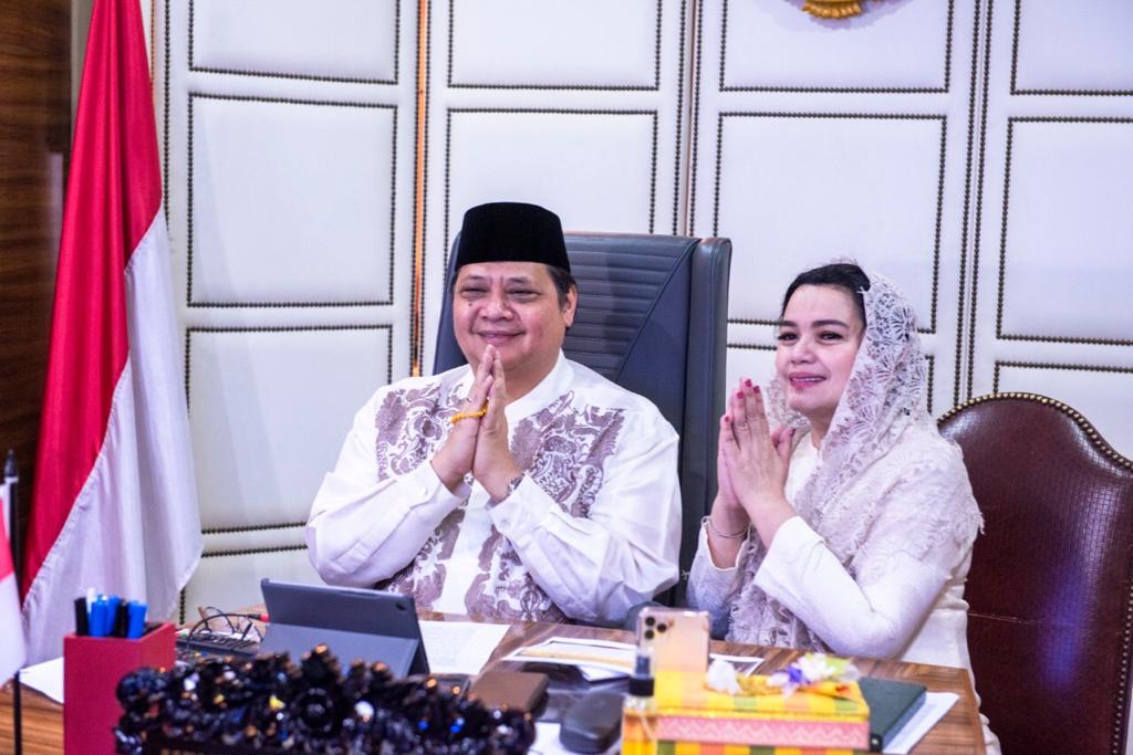 Ketua Partai Golkar airlangga Hartarto beserta istri mengucapkan Selamat Idul Adha 1443 Hijriyah.