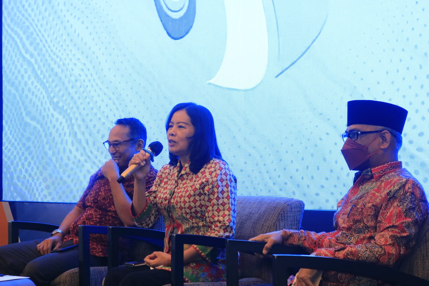 Masyarakat Jawa Barat harus bersiap menghadapi perubahan siara TV Digital atau Analog Swich Off (ASO) yang akan dilakukan tiga gelombang.