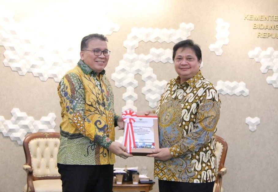 Menko Airlangga Hartarto ketika menerima hasil laporan keuangan Kementerian Koordinator Bidang Perekonomian dengan Predikat WTP.