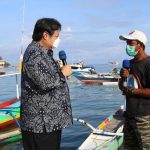 Menko Airlangga Hartarto ketika memberikan bantuan sosial kepada nelayan sebagai bentuk program pemulihan ekonomi nasional.