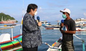 Menko Airlangga Hartarto ketika memberikan bantuan sosial kepada nelayan sebagai bentuk program pemulihan ekonomi nasional.