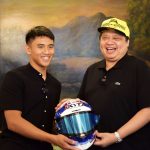Menko Airlangga Hartarto menerima cendera mata berupa helm bertandatangan Mario Suryo Aji