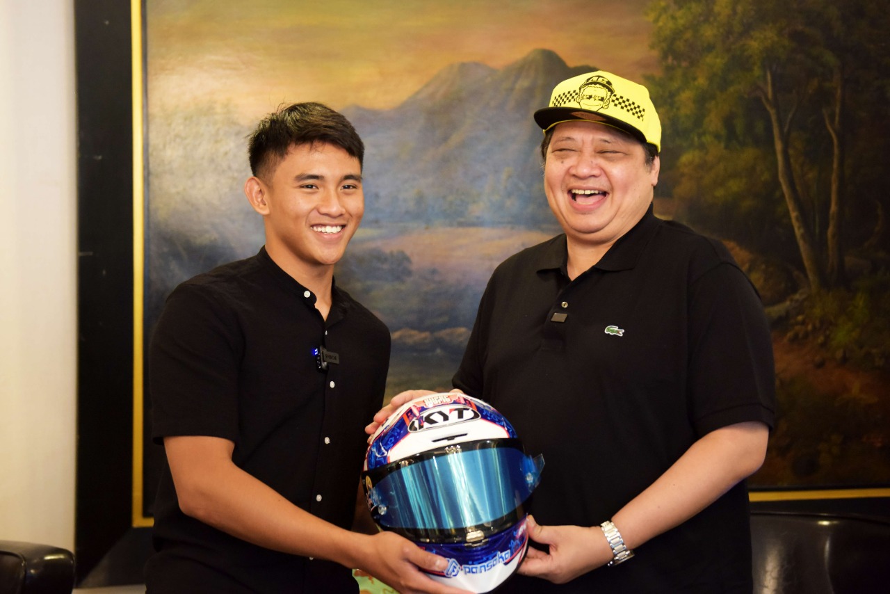 Menko Airlangga Hartarto menerima cendera mata berupa helm bertandatangan Mario Suryo Aji
