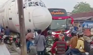 Badan Pesawat Hambat Arus Lalu Lintas di Jalan Raya Parung Bogor