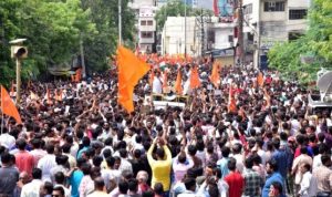 Orang-orang memprotes setelah pembunuhan seorang pria Hindu di Udaipur, negara bagian Rajasthan, India [Reuters]