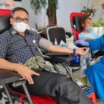 RANGAIAN HUT: Kepala BPJS Kesehatan Cabang Cimahi, Cecep Heri Suhendar ikut mendonorkan darahnya di Unit Transfusi Darah (UTD) RSUD Cibabat Kota Cimahi, Selasa (12/7)