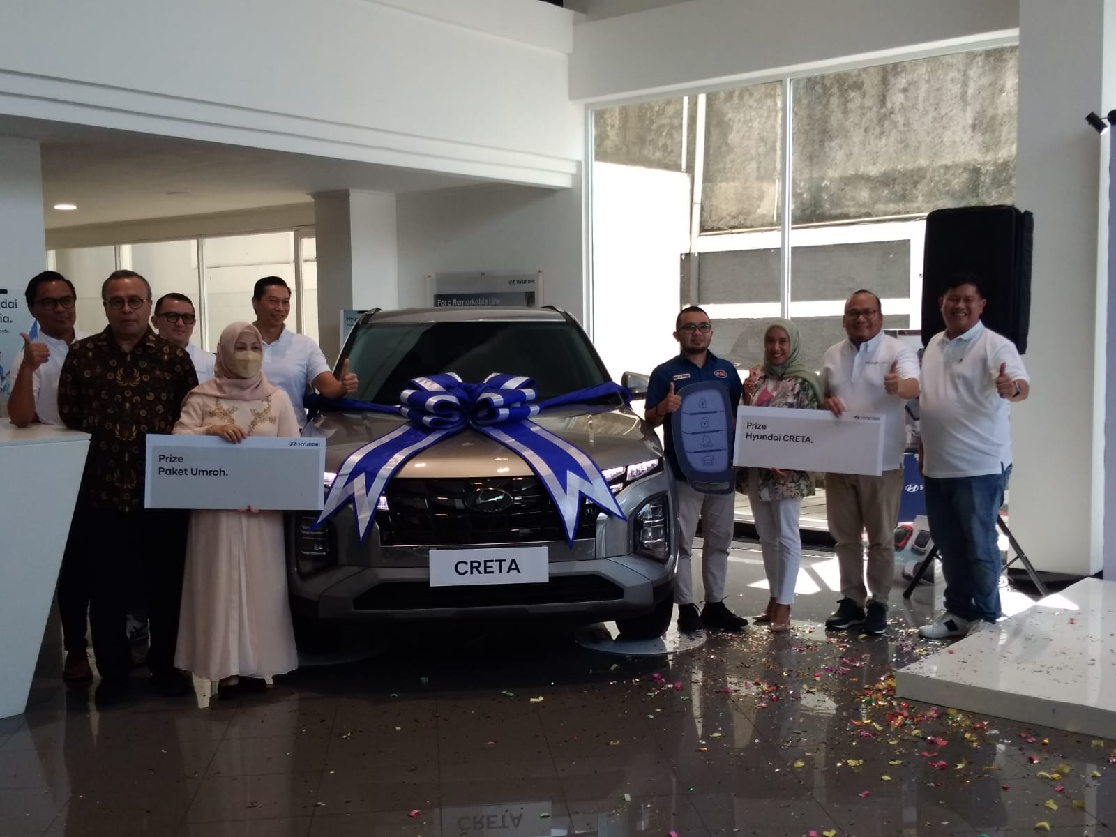 Dua Warga Bandung Dapat Kejutan Unit Mobil dan Tiket Umrah dari Hyundai