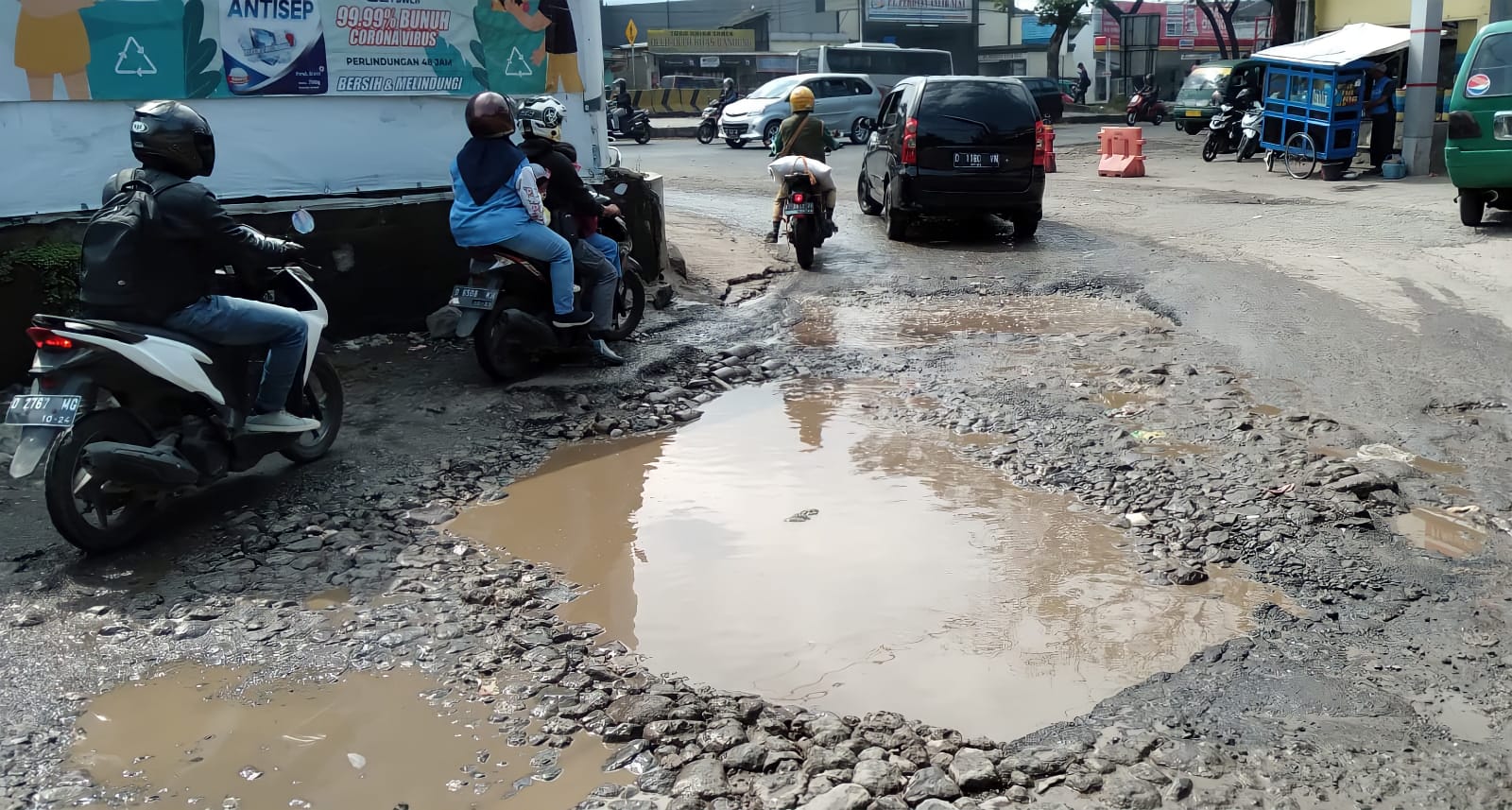 Jalan Kabupaten Bandung Rusak Berat, Sudah Lama Belum Juga Diperbaiki
