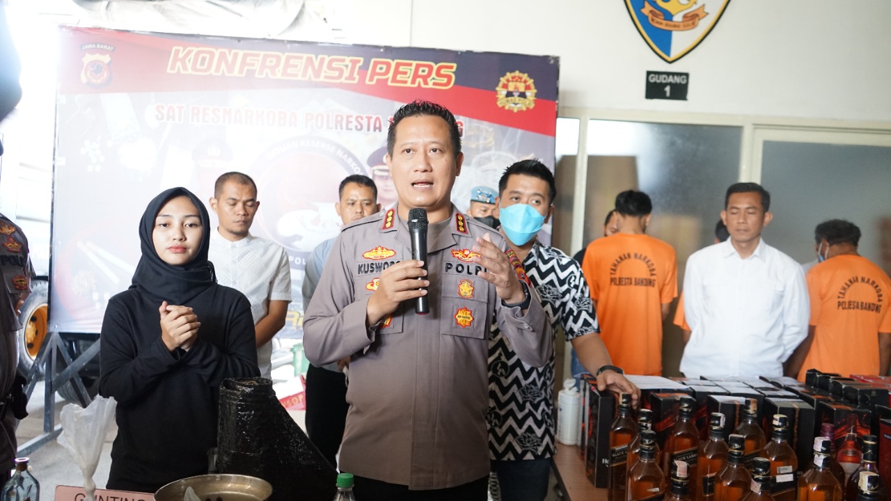 Polresta Bandung Berhasil Ringkus Pembuat Sekaligus Pengedar Miras Impor Oplosan, Ratusan Botol Diamankan