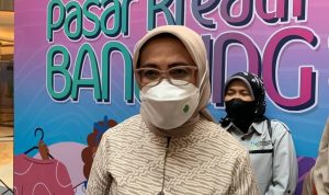 Kepala Dinas Perdagangan dan Perindustrian Kota Bandung Elly Wasliah saat memberi paparan kepada wartawan di Trans Studio Mall, Kota Bandung, Jumat (1/7). (Arvi Resvanty/Jabar Ekspres)