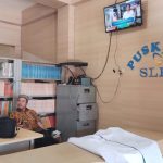 Tumpukan buku tersusun rapi menggunakan rak khusus bacaan di Kantor Desa Tenjolaya, Kecamatan Cicalengka, Kabupaten Bandung sebagai upaya memperkaya literasi warga. (Yanuar/Jabar Ekspres)