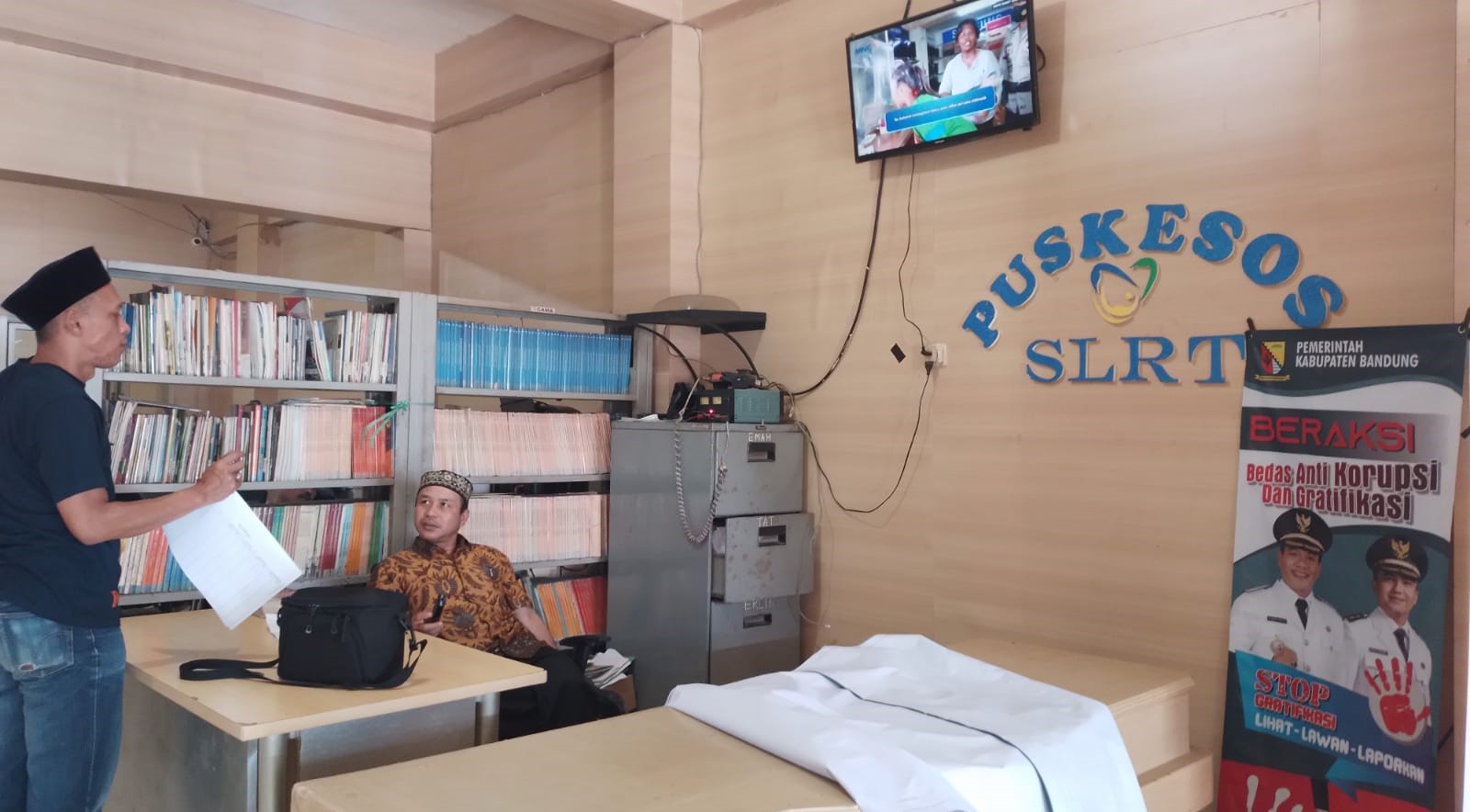 Tumpukan buku tersusun rapi menggunakan rak khusus bacaan di Kantor Desa Tenjolaya, Kecamatan Cicalengka, Kabupaten Bandung sebagai upaya memperkaya literasi warga. (Yanuar/Jabar Ekspres)
