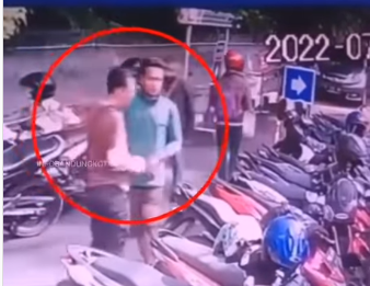Dua Pria Ini dengan Santai Curi Helm dari Sepeda Motor yang Terparkir di Jalan Cihampelas