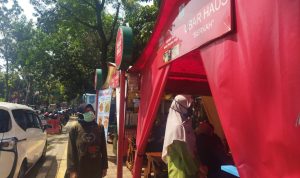RAMAI: Situasi pengunjung mengantre di depan tenda para pedagang Street Food Taman Valkenet, di Jalan Malabar, Kota Bandung.