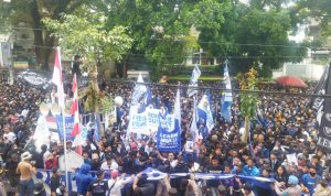 PROTES: Ribuan bobotoh berunjuk rasa di depan Graha Persib Bandung, Jalan Sulanjana, Kota Bandung, pada Rabu (10/8). (Nizar/Jabar Ekspres)