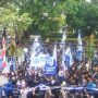 PROTES: Ribuan bobotoh berunjuk rasa di depan Graha Persib Bandung, Jalan Sulanjana, Kota Bandung, pada Rabu (10/8). (Nizar/Jabar Ekspres)