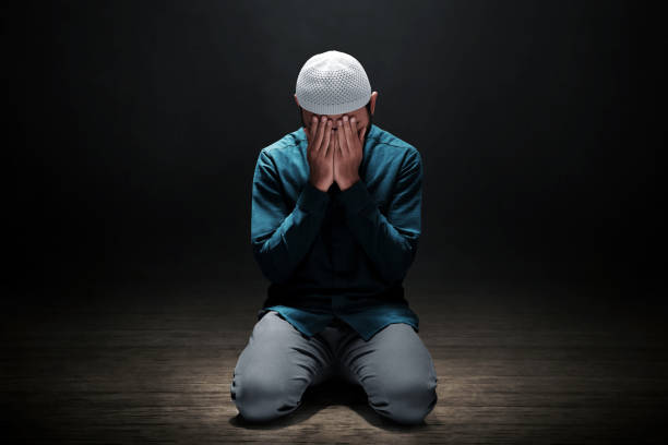 Ilustrasi muslim yang bersyukur, seperti arti dari Sholawat Allahul Kahfi yang penuh rasa syukur. (pixabay)