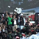 ANGKAT GITAR: Ketum PKB Gus Muhaimin menganggkat gitar pemberian dari Yuki Pas Band pada acara 'Gus Muhaimin Fest The Next 2024' di Sport Jabar Arcamanik, Kota Bandung pada Minggu, (14/8). Gitar itu pun sebagai simbolis dukungan dari musisi Jabar untuk maju pada Capres 2024.
