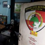 PENGADUAN: Dua orang korban rentenir tengah melakukan laporan kasus di kantor Satgas Anti Rentenir Kota Bandung, Jalan Buah Batu, Kota Bandung. (Nizar/Jabar Ekspres)