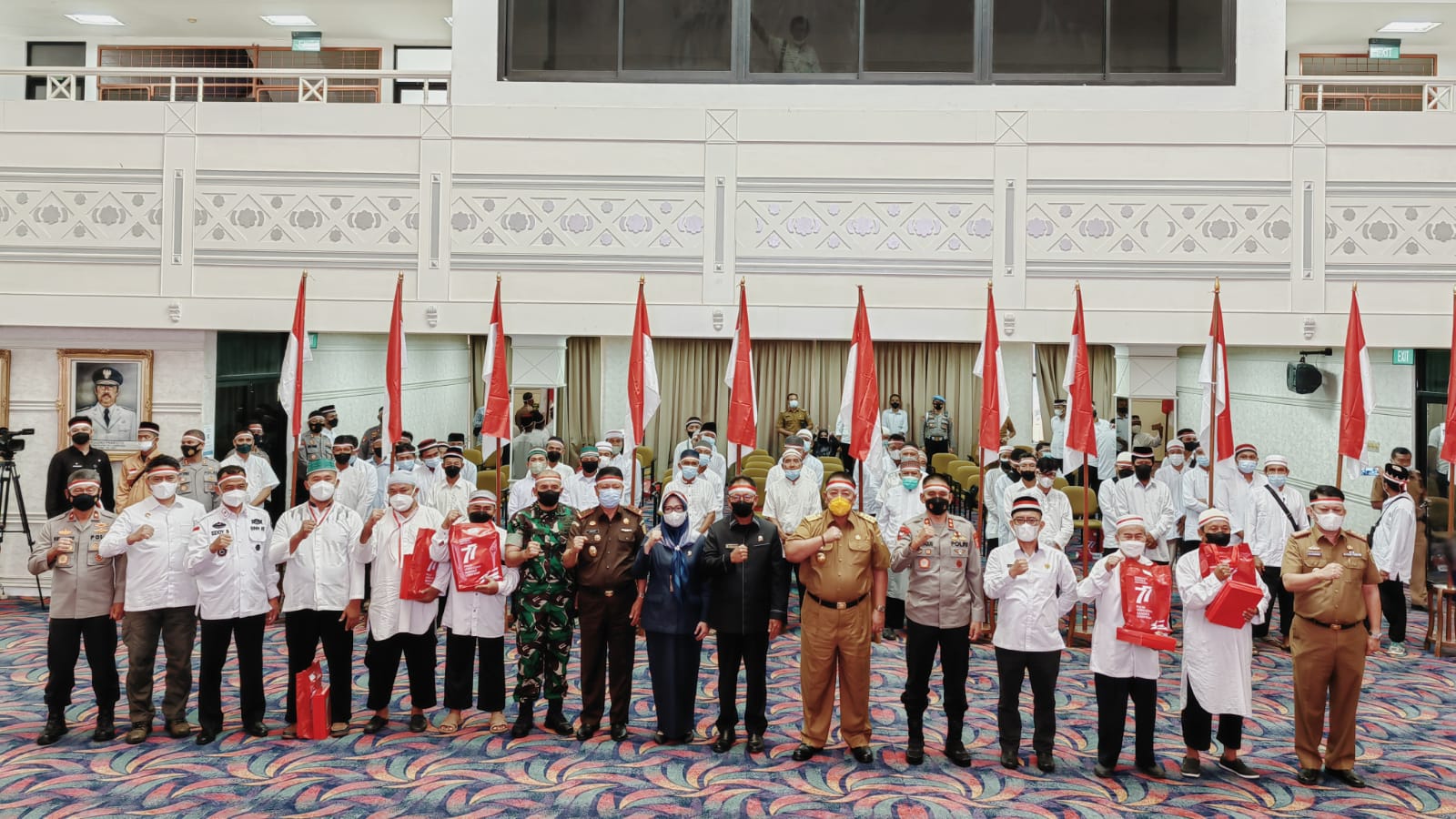 Puluhan mantan anggota Khilafatul Muslimin berikrar akan setia kepada Negara Kesatuan Republik Indonesia (NKRI) di saksikan Gubernur Lampung Arinal Djunaidi dan Forkompinda Provinsi Lampung pada Senin, 15 Agustus 2022.- (ist)