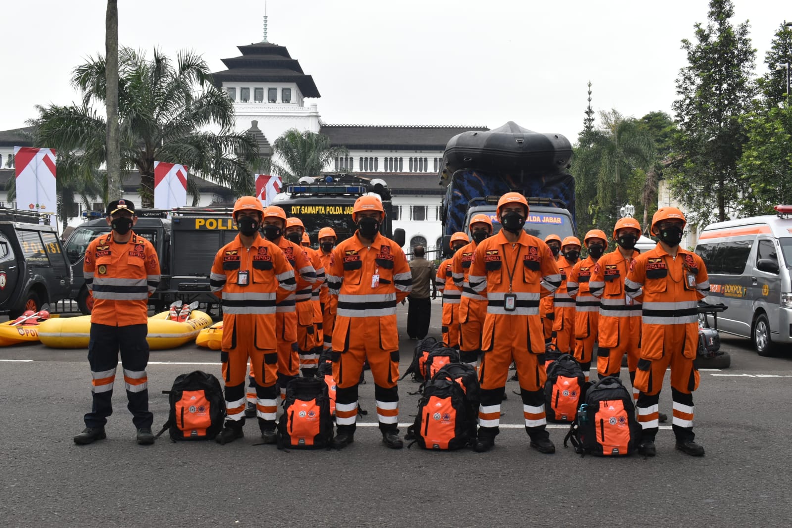 Personil BPBD Jabar yang akan siap siaga selama 24 jam untuk mengantisipasi potensi bencana yang terjadi di Jawa Barat. (ist)