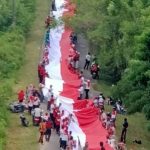 Bendera merah putih sepanjang 2500 meter yang dibentangkan oleh 7500 orang di Kabupaten Muaro Bungo Jambi.
