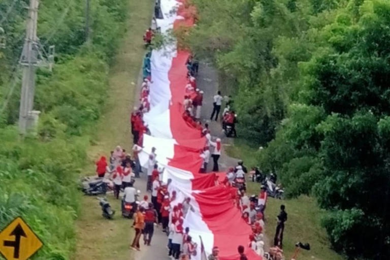 Rayakan HUT RI ke-77, Warga Jambi Bentangkan Bendera Merah Putih Sepanjang  2500 Meter oleh 7500 Orang