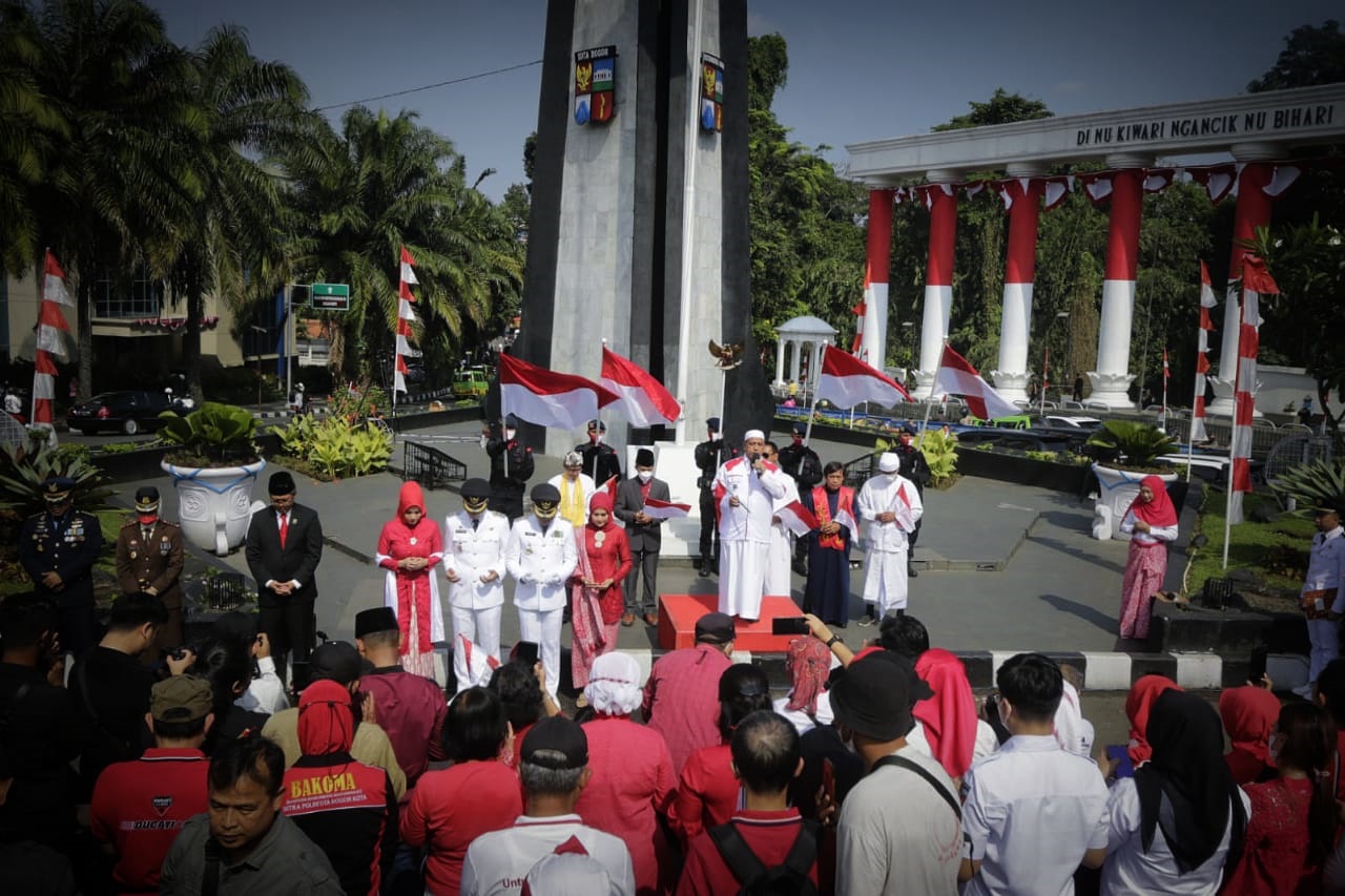 Pelaksanaan doa bersama di pelataran Tugu Kujang, Kota Bogor, Rabu (17/08). (Yudha Prananda)