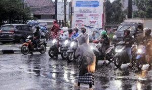 Illustrasi hujan yang melanda di Kota Bandung, membuat Dinas PUPR kerahkan 250 PHL untuk mengantisipasi banjir, bila hujan besar datang.. (Deni Armansyah/Jabar Ekspres)