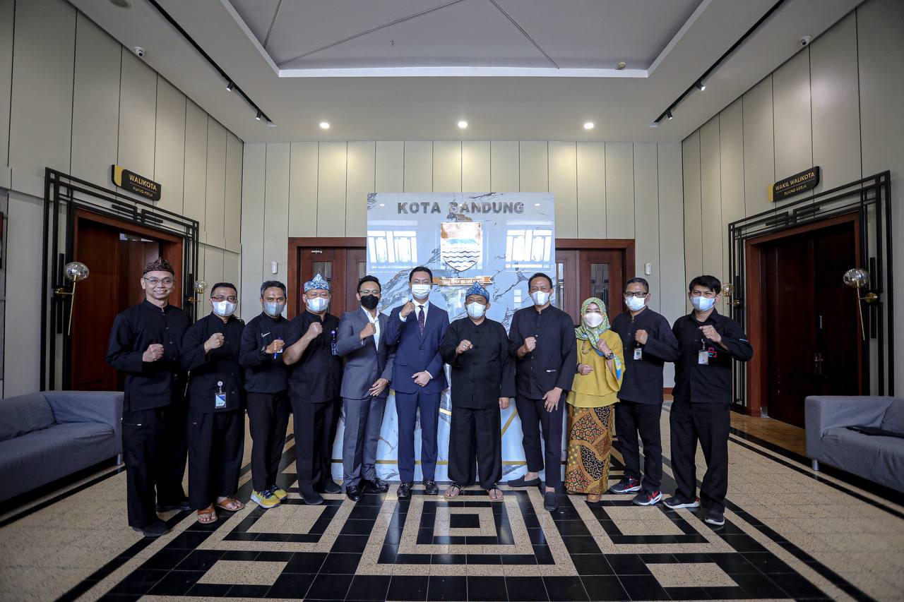 Direktur Utama PT. Steal Alien Indonesia, Hyuk-jae Hong dan Wali Kota Bandung Yana Mulyana selepas menghadiri audiensi terkait peningkatan dan perkuat keamanan siber di Balai Kota Bandung.