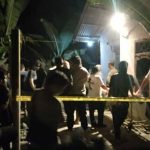 Kondisi warga Desa Tanjung Harapan, Kecamatan Tanjung Raja, Kabupaten Ogan yang heboh saat penemuan mayat penjual sayur yang tewas dalam posisi sujud. (sumek.co)