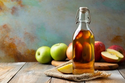 Cuka Apel, yang dipercaya memiliki khasiat untuk menurunkan kadar kolesterol. (pixabay)