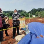 Inspektur Jenderal Kemensos RI Dadang Iskandar menunjukan temuan fakta baru terkait kemasan beras yang ditemukan di Lapangan KSU. Foto : Lutviatul Fauziah/JPNN.com.
