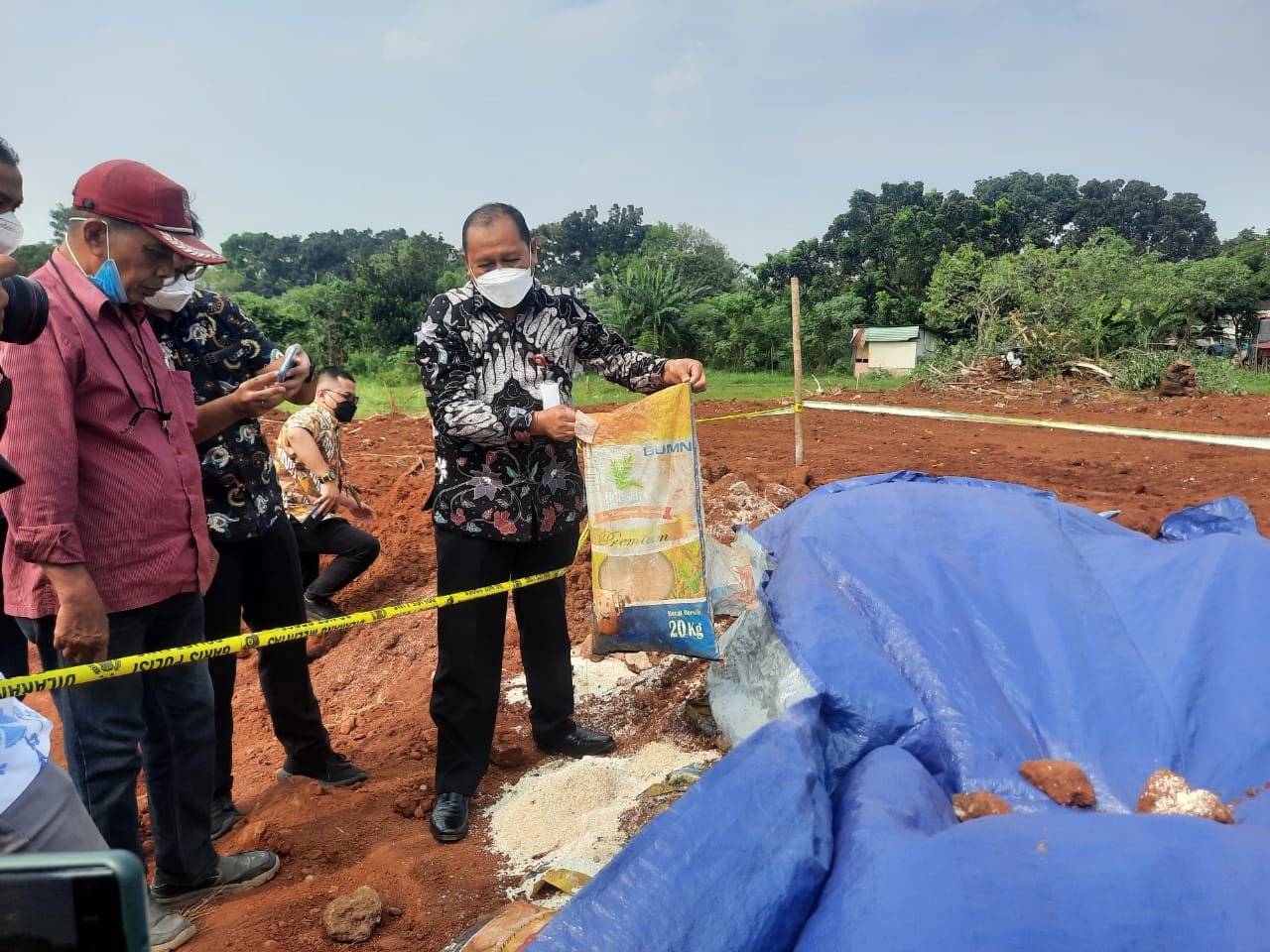 Inspektur Jenderal Kemensos RI Dadang Iskandar menunjukan temuan fakta baru terkait kemasan beras yang ditemukan di Lapangan KSU. Foto : Lutviatul Fauziah/JPNN.com.