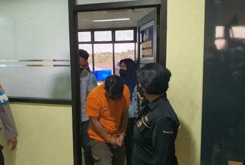 Tersangka DP yang merupakan pelaku pelecehan seksual terhadap sejumlah siswa SMPN 6 Bekasi.