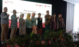 Ketua Dekranasda Jawa Barat Atalia PRaratya berkesempatan hadir meresmikan Rumah Belajar batik TaSikmalaya, Sabtu (20/8). (ist)