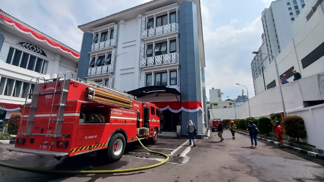 Proses pemadaman api di ruangan penyimpanan arsip yang berada di lantai 3 gedung DPRD Jabar. Minggu (21/8).