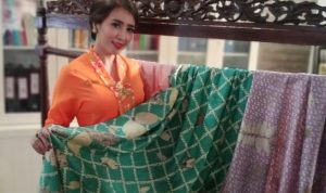 Salah satu kreasi batik dari Jawa Barat yang diproduksi Yayasan Batik Jawa Barat .