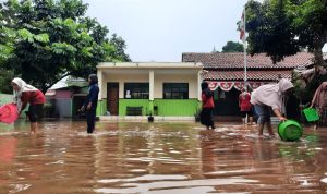 Siswa MI Nurul Iman yang memanfaatkan banjir untuk ikut lomba tangkap ikan. (foto;JPNN)