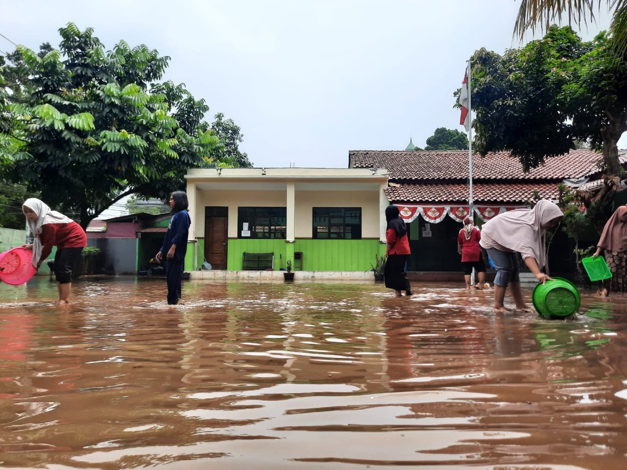 Siswa MI Nurul Iman yang memanfaatkan banjir untuk ikut lomba tangkap ikan. (foto;JPNN)