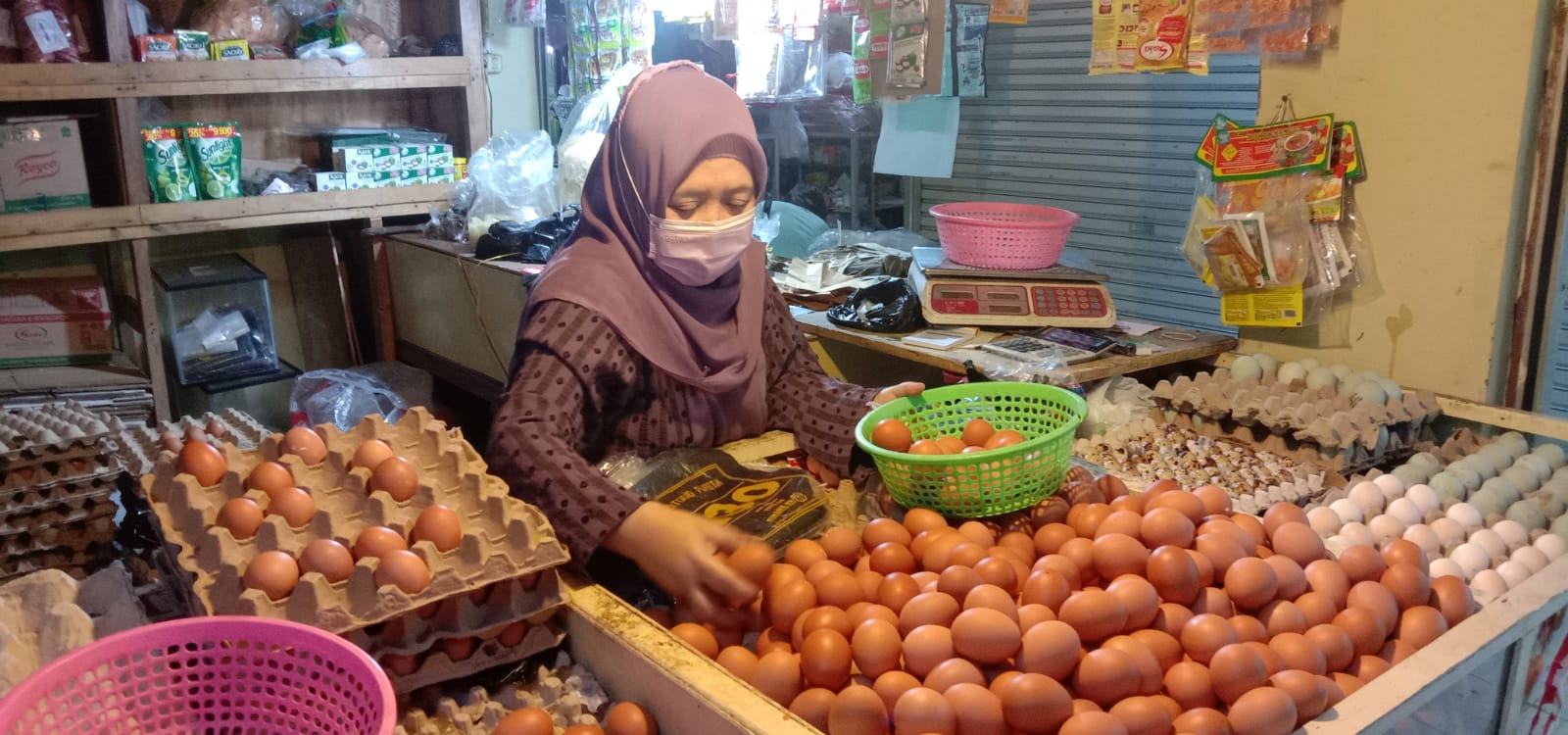Ilustrasi penjualan telur di pasar. Jokowi Komentari harga telur yang melambung tinggi.Foto. Sandi Nugraha.