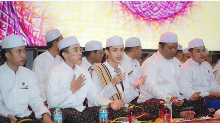 Salah satu penampilan Majelis Sholawat Syubbanul Muslimin dengan Gus Azmi sebagai vokal utama. (instagram @syubbanul Muslimin)