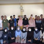 Himpunan Mahasiswa Akuakultur (Himakua) IPB University bersama sejumlah warga Desa Purwasari, Dramaga Bogor, Jawa Barat. (Yudha Prananda / Jabar Ekspres)