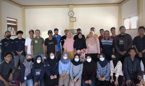 Himpunan Mahasiswa Akuakultur (Himakua) IPB University bersama sejumlah warga Desa Purwasari, Dramaga Bogor, Jawa Barat. (Yudha Prananda / Jabar Ekspres)